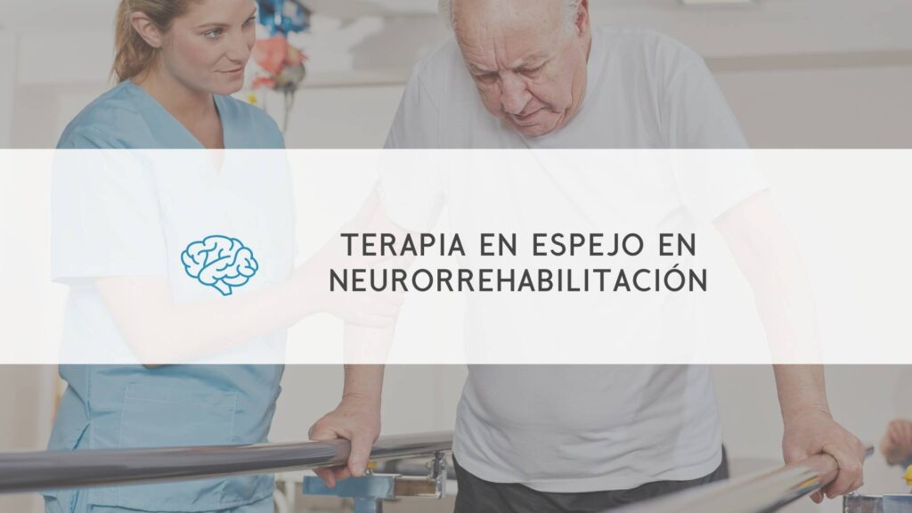 Curso Terapia en espejo en neurorrehabilitación simbolizado por una fisio tratando a un hombre mayor en unas paralelas.