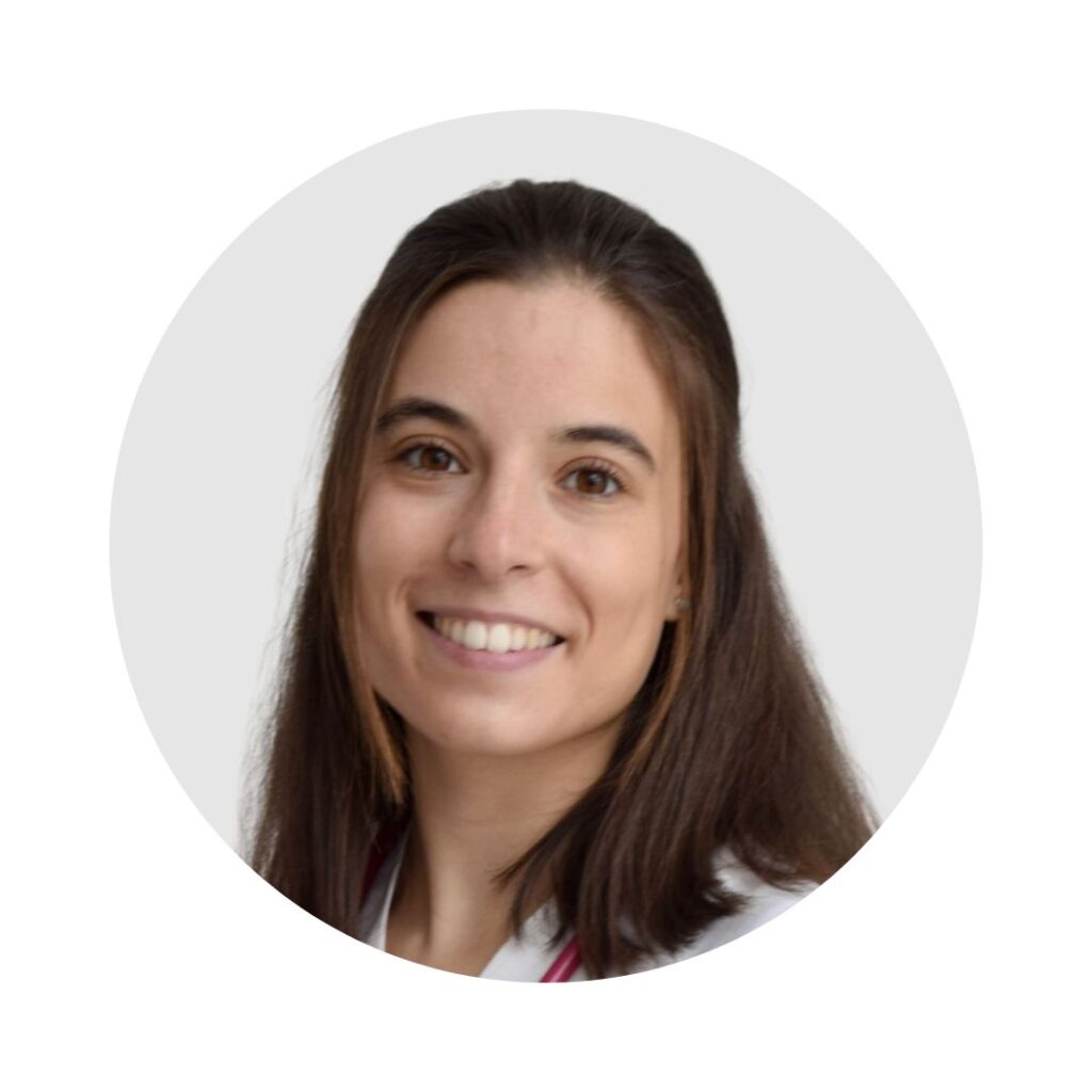 Profesora de cursos de pediatría en fisioterapia Paula Blanco, cona bata y una sonrisa