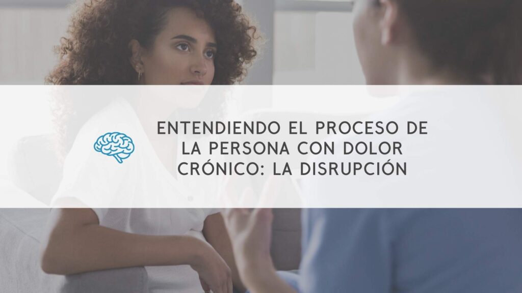 Curso sobre dolor crónico en fisioterapia ilustrado por una fisioterapeuta hablando con su paciente.